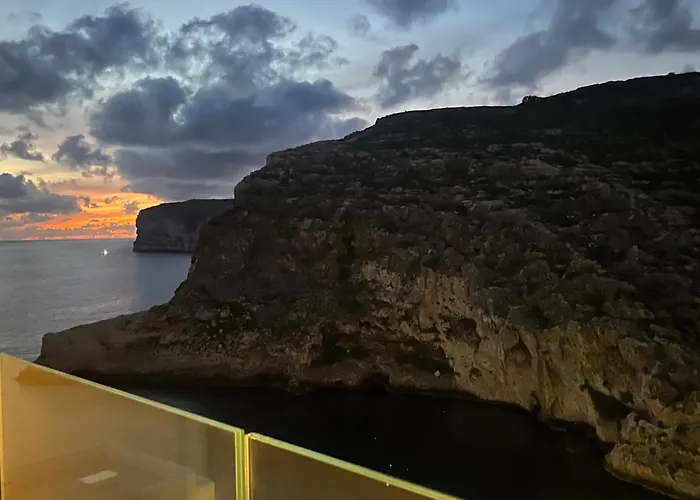 Xlendi - Seafront 2 Bedroom Apartment, Fully Air-Conditioned And Equipped With All Amenities
