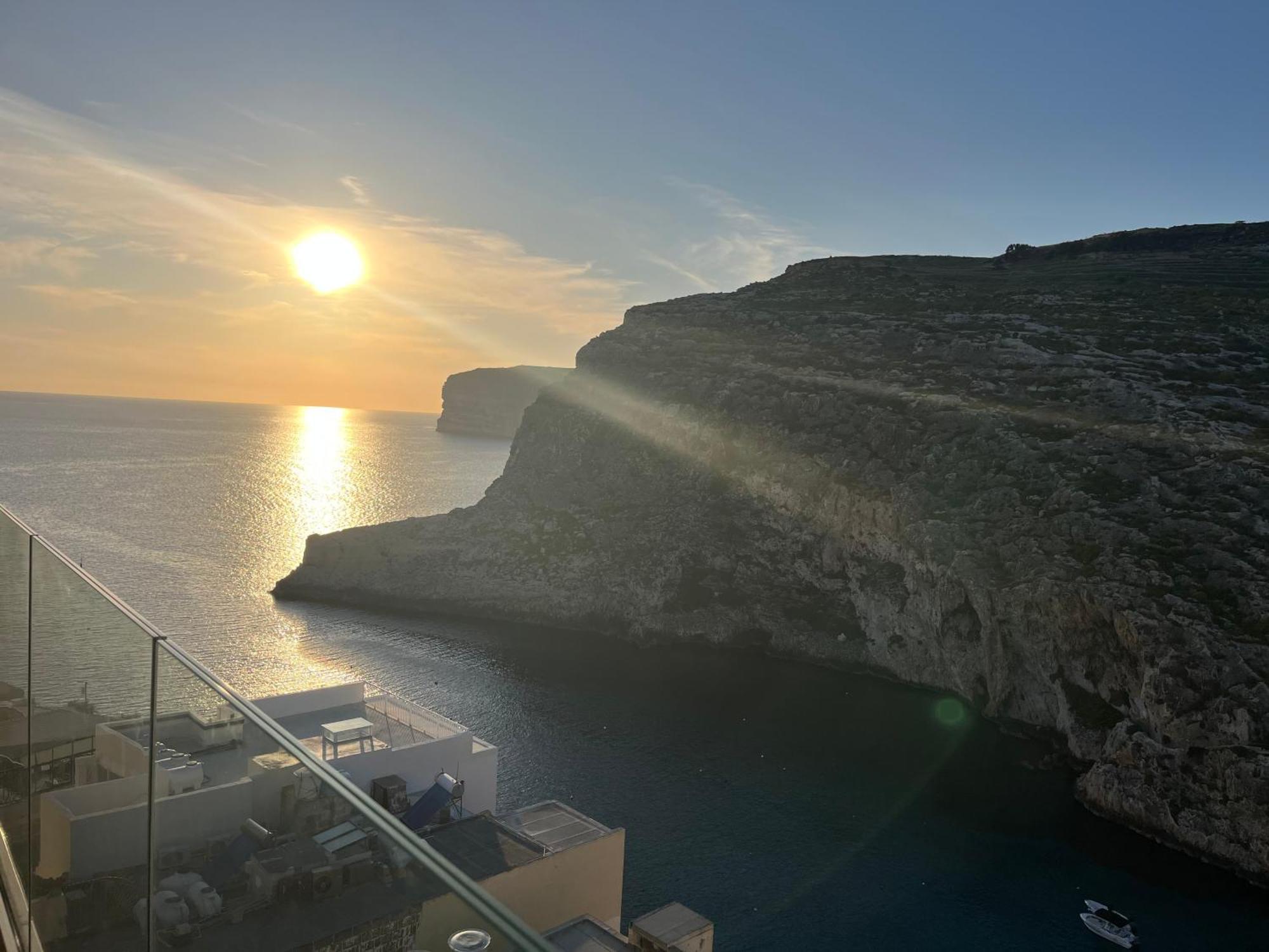 - Seafront 2 Bedroom Apartment, Fully Air-conditioned And Equipped With Amenities * Xlendi